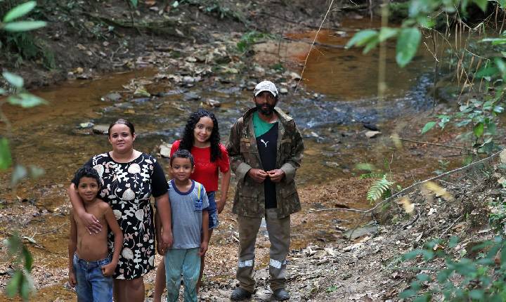 Crianças de comunidade quilombola andam na escuridão para ir à escola