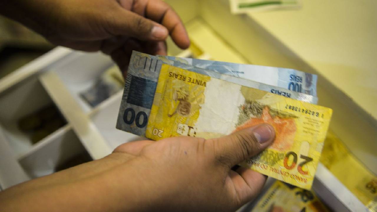 GOVERNO PROPÕE SALÁRIO MÍNIMO DE R$ 1.717 EM 2027