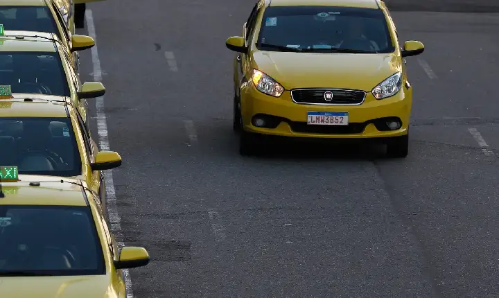 Governo publica MP que destina R$ 30 bi a taxistas e motoristas de app
