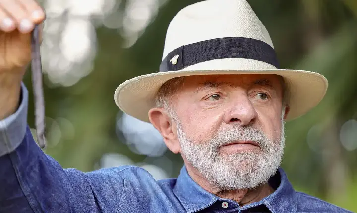 Lula vai a SP para tirar excesso de pele na cabeça e tratar tendinite