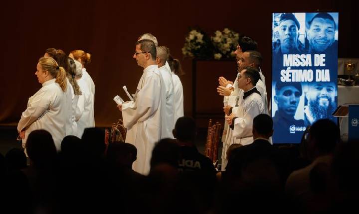Missa de 7º dia homenageia policiais mortos em operação no Rio