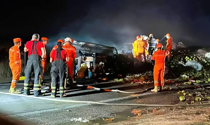 MOTORISTA MORRE CARBONIZADO APÓS COLISÃO ENTRE CAMINHÕES NA BR-316, EM BELÉM DO SÃO FRANCISCO, PE