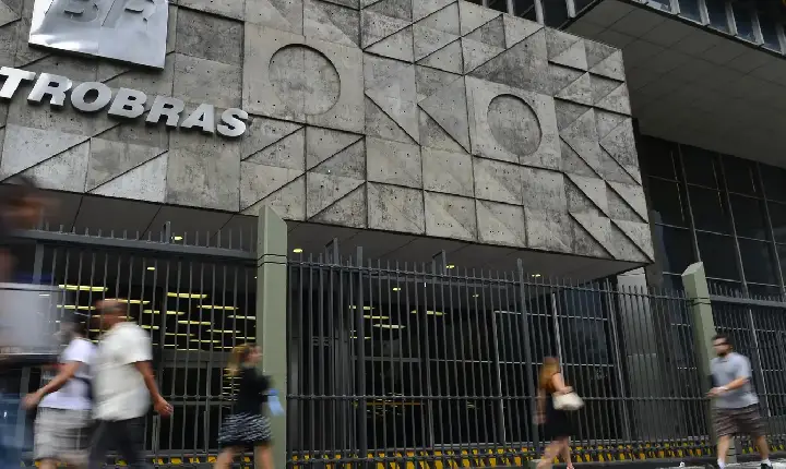 Petrobras destitui diretor de área que vendeu gás com 100% de ágio