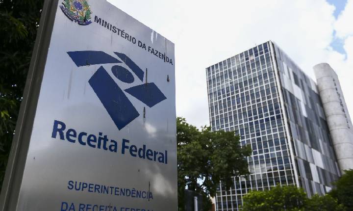 Receita paga nesta terça maior lote de restituição do IR da história