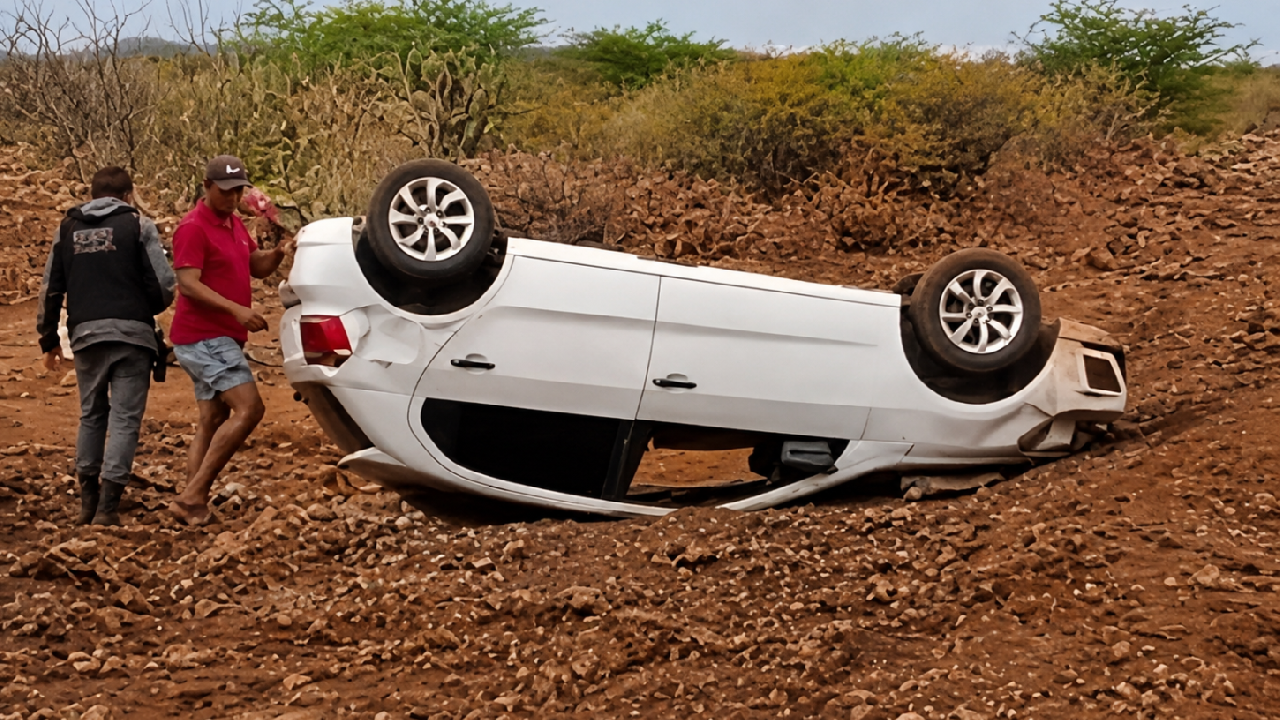 VEÍCULO CAPOTA NA ESTRADA DA BARRA EM BELÉM DO SÃO FRANCISCO, PE
