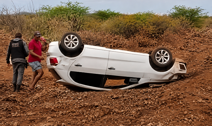 VEÍCULO CAPOTA NA ESTRADA DA BARRA EM BELÉM DO SÃO FRANCISCO, PE