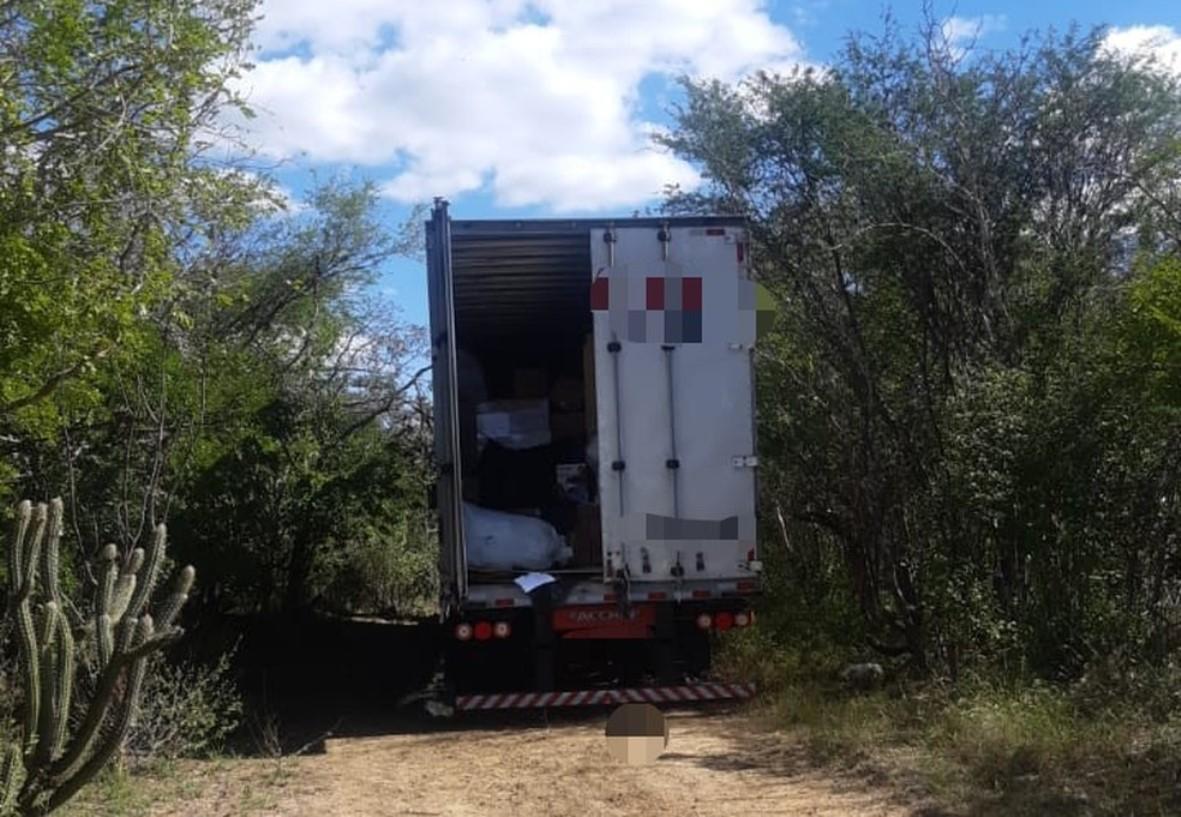 Caminhão roubado com carga avaliada em cerca de R$ 500 mil é recuperado, em Custódia,PE.