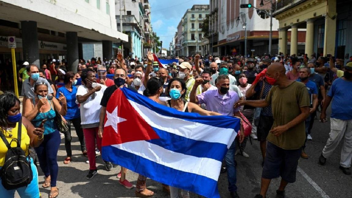 Manifestantes cubanos ocupam as ruas para protestar contra governo
