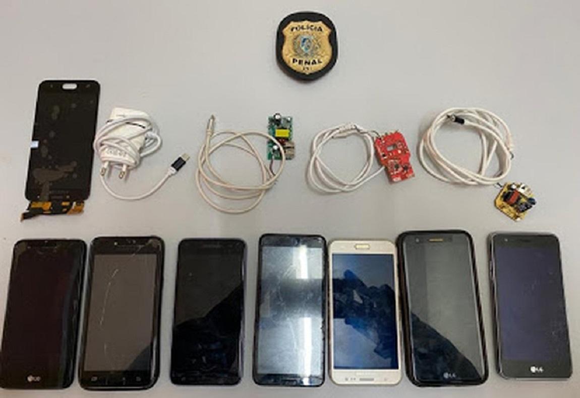 Mulher é presa tentando entrar com sete celulares no presídio de Tacaimbó,PE.