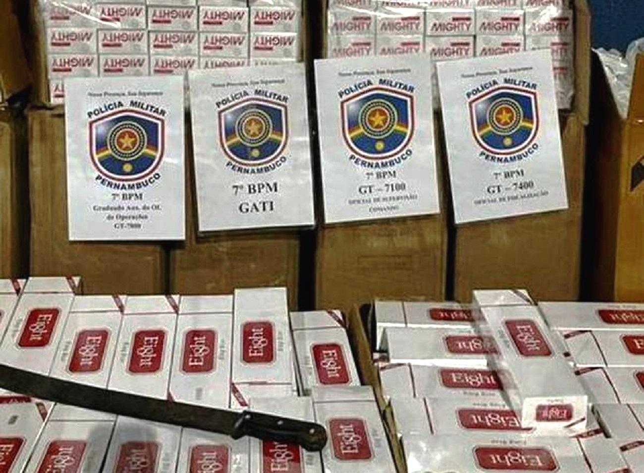 Caixas de cigarro sem nota fiscal são apreendidas na BR-316 em Ouricuri, PE.