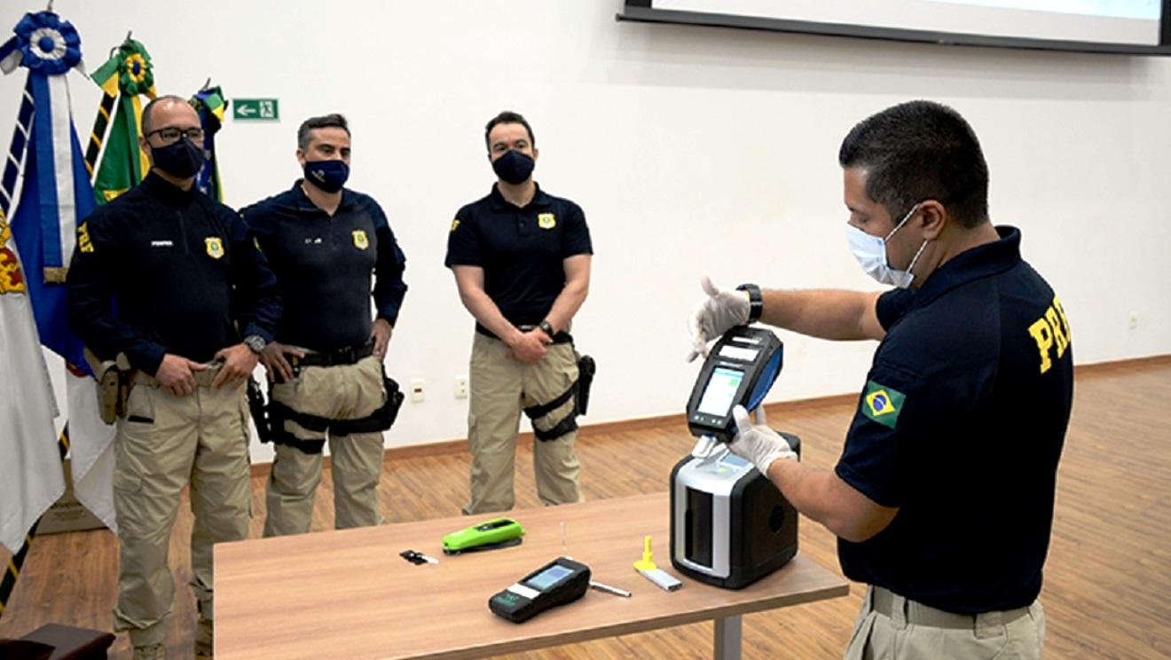 Começam os testes de drogômetros nas rodovias federais do país.
