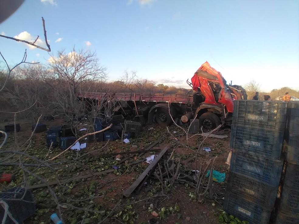 Floresta: Motorista morre após caminhão tombar na PE-360.