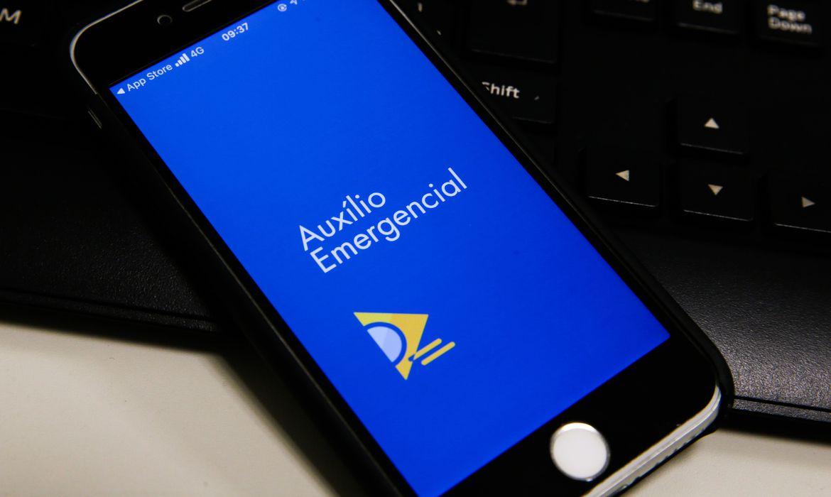 Governo notifica 650 mil pessoas a devolver auxílio emergencial.