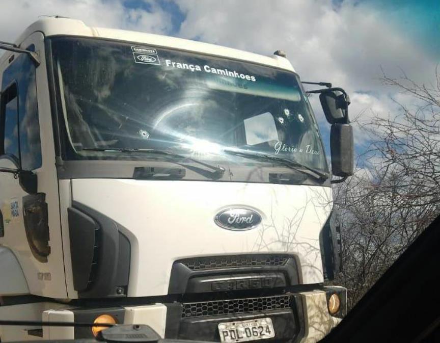 Motorista de carro pipa sofre tentativa de assalto na zona rural de Santa Maria da Boa Vista, PE