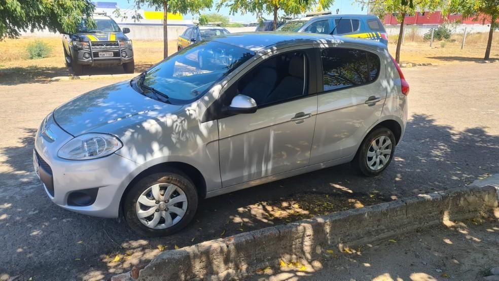Carro roubado há quatro anos em MG é recuperado em Salgueiro, PE.