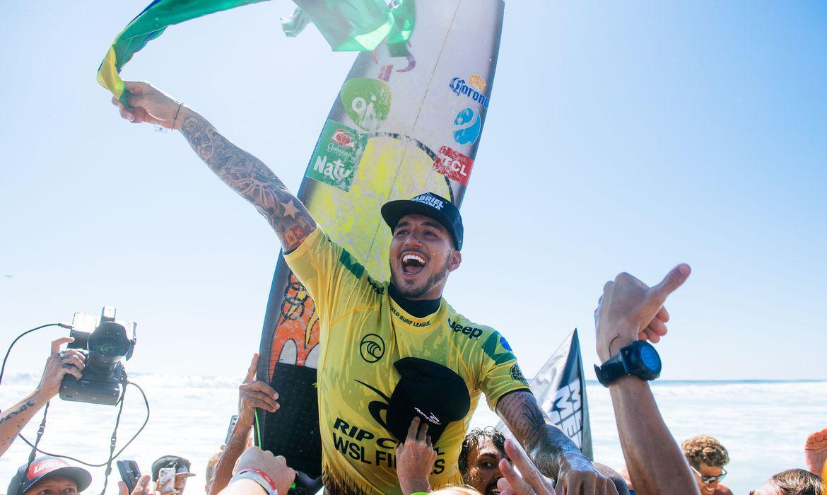 Gabriel Medina conquista título do Circuito Mundial de Surfe