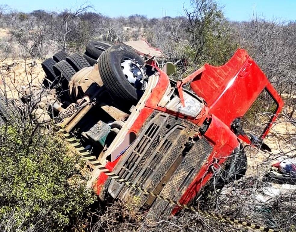 Motorista morre após perder controle de carreta e tombar na BR-316, em Floresta, PE.