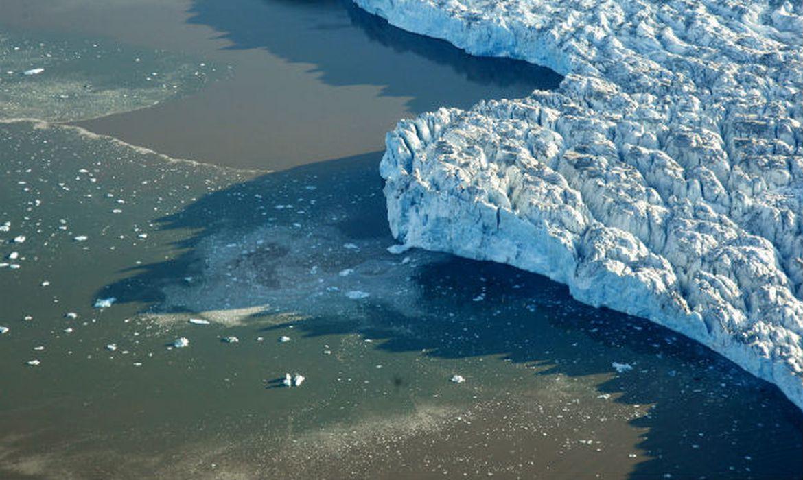 Nível do mar continua a subir em ritmo alarmante, alerta relatório.