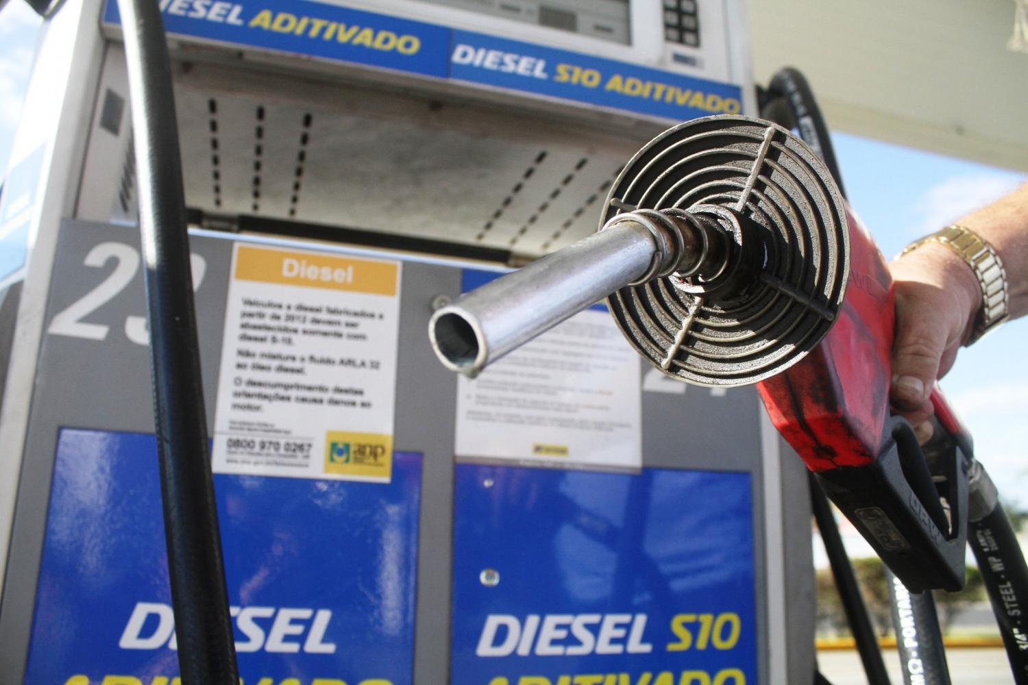 Petrobras anuncia alta no preço do diesel.