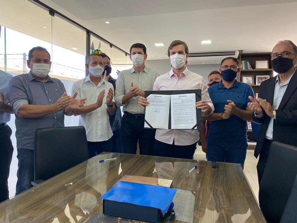 Prefeito de Petrolina sanciona lei que cria a Companhia de Saneamento e Abastecimento do Sertão.