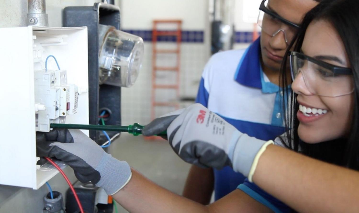 SENAI-PE oferece bolsas de estudos integrais para cursos técnicos mais demandados pela indústria.