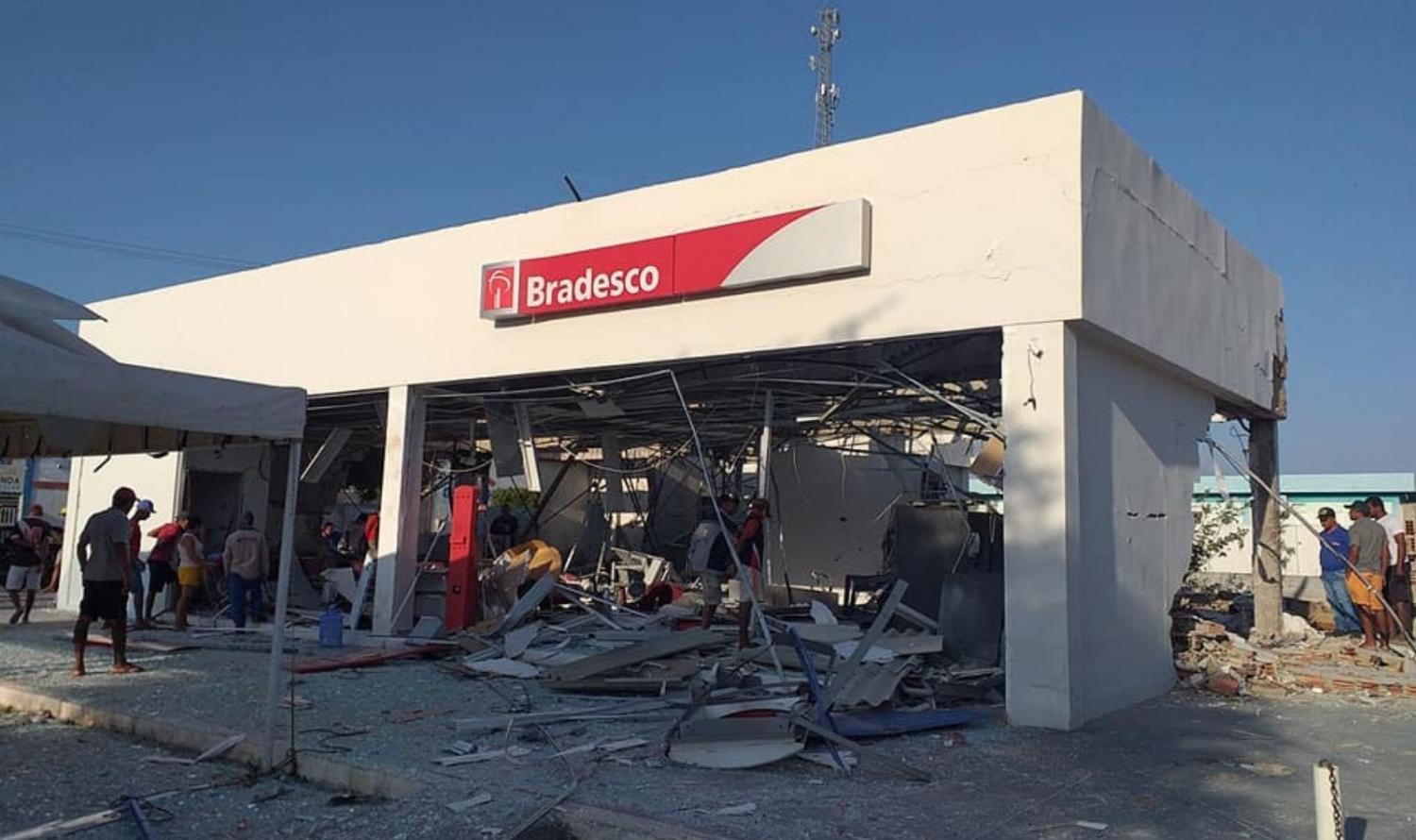 Bandidos explodem Agência do Banco do Bradesco de Chorrochó, BA.