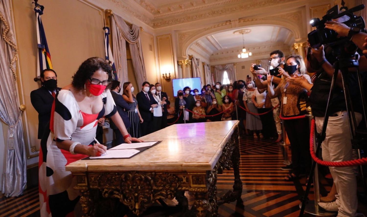 Governadora em exercício, Luciana Santos, lança o programa Mulheres Empreendedoras