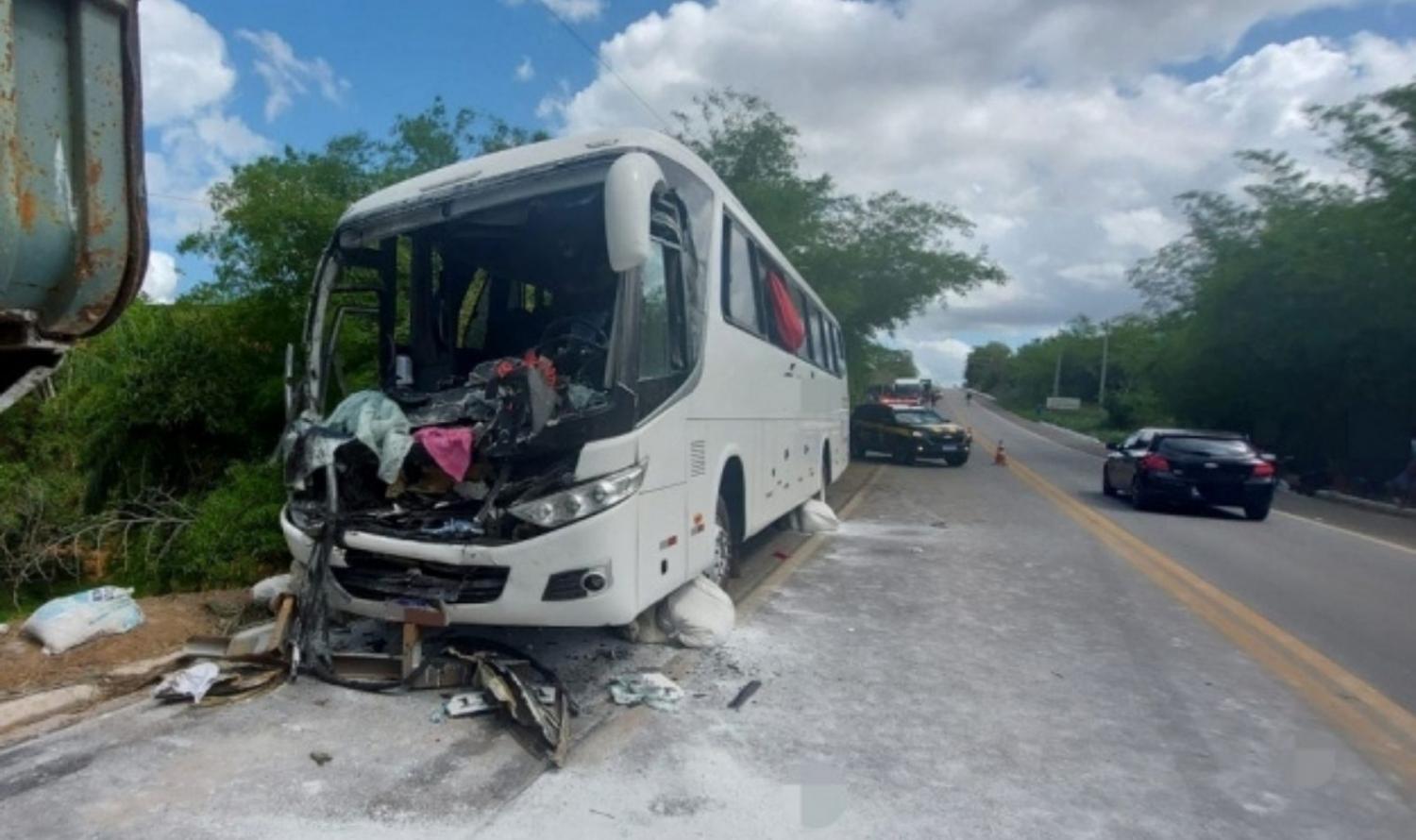 Acidente com ônibus deixa um morto e 10 feridos, em Nazaré da Mata, PE