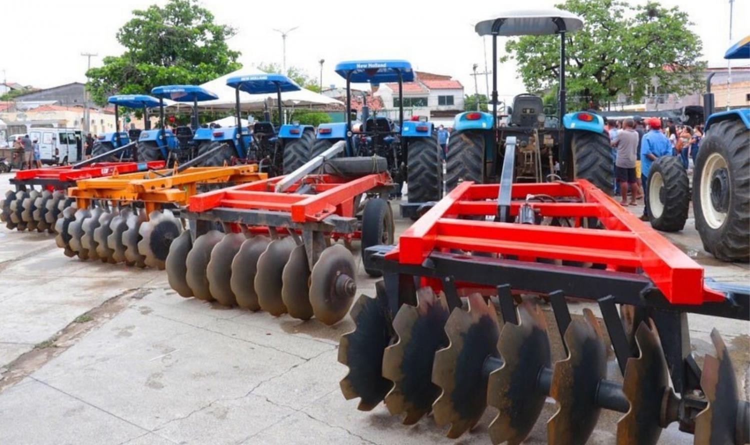 Agricultura familiar de Parnamirim ganha reforço com pás aradoras