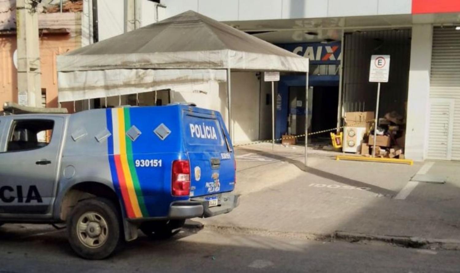 Bandidos explodem caixas eletrônicos de agência da Caixa Econômica em Vitória de Santo Antão, PE