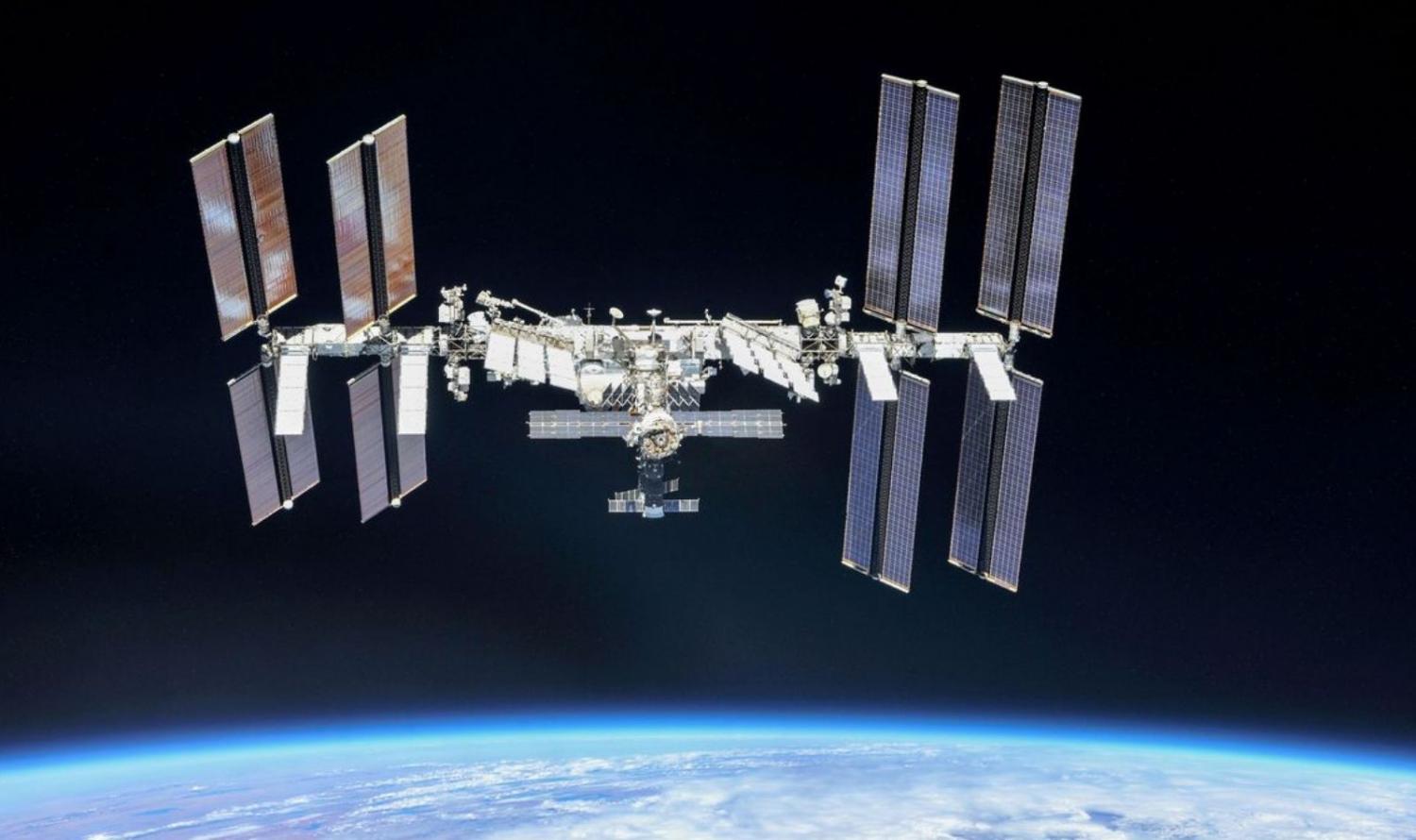 Bilionário japonês retorna à Terra após visita à Estação Espacial