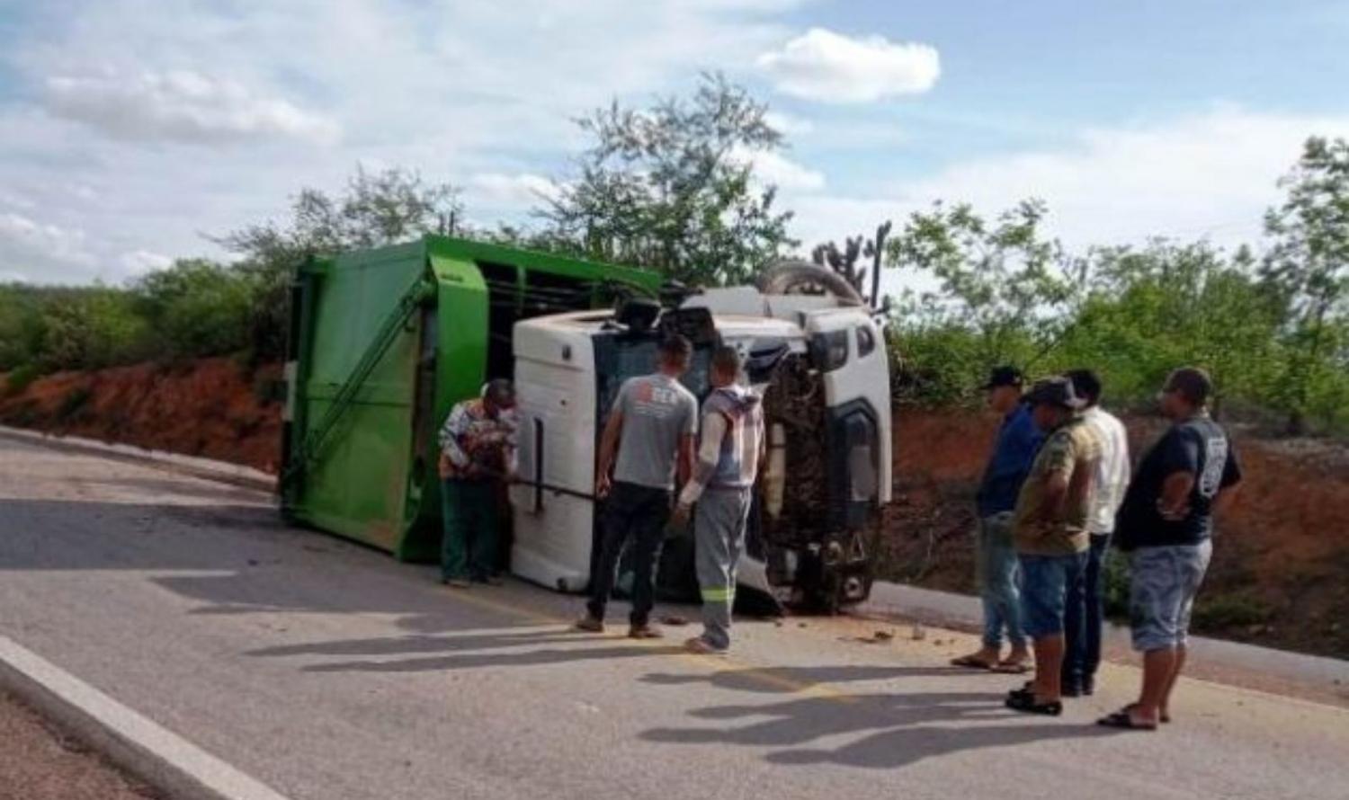 Motorista morre em capotamento na BR-116, em Cabrobó, PE