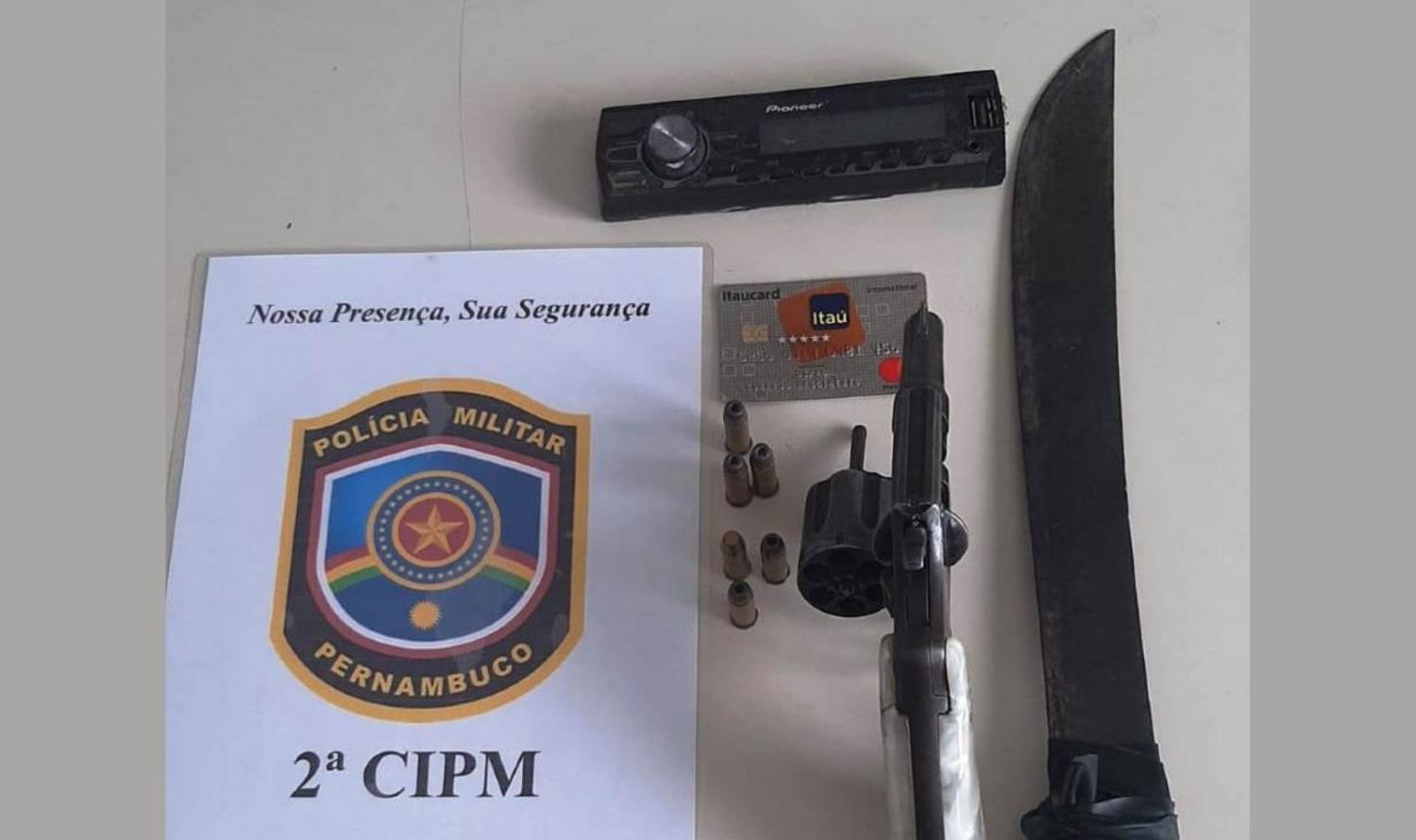 Cabrobó: PM prende dois suspeitos de praticar assaltos a motoristas de lotação na BR- 428