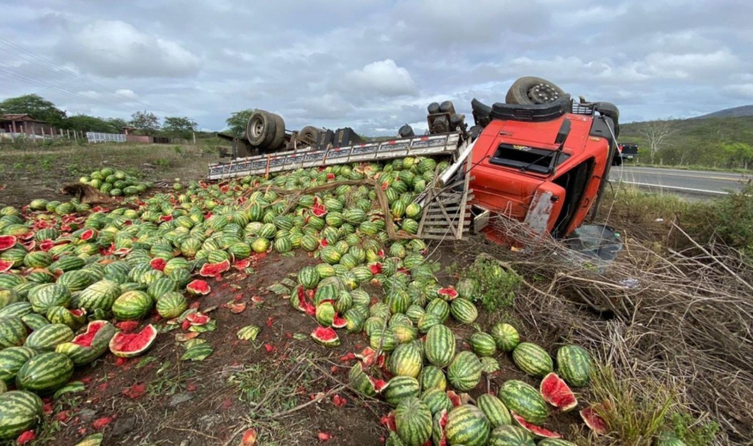 Caminhão carregado de melancia tomba na BR-232, em São Caetano, PE