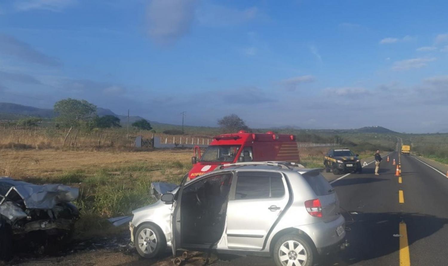 Colisão frontal entre carros deixa três homens mortos e duas mulheres feridas na BR-232, em Tacaimbó, PE