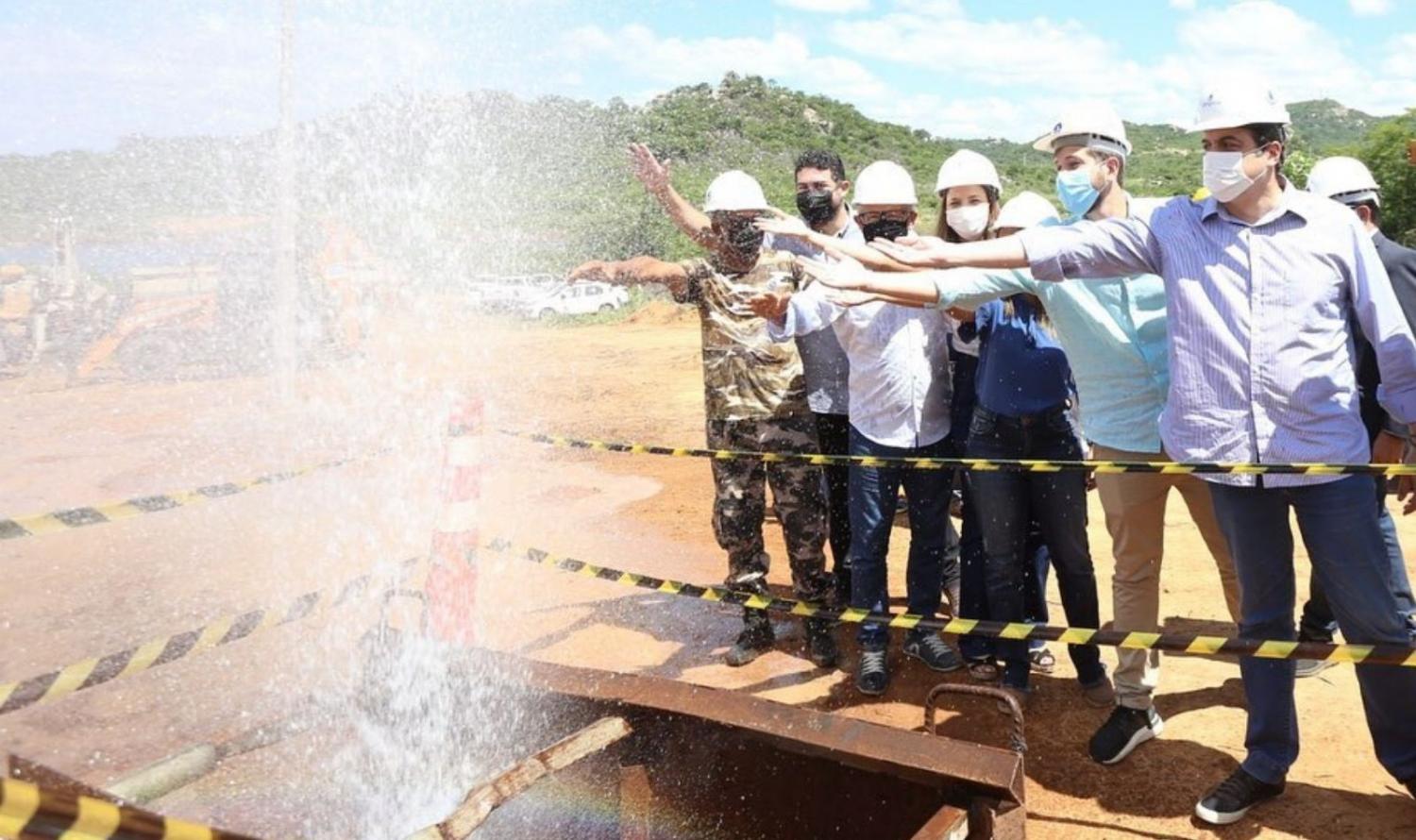 Governador de Pernambuco acompanha início dos testes de vazão de adutora em Salgueiro, PE