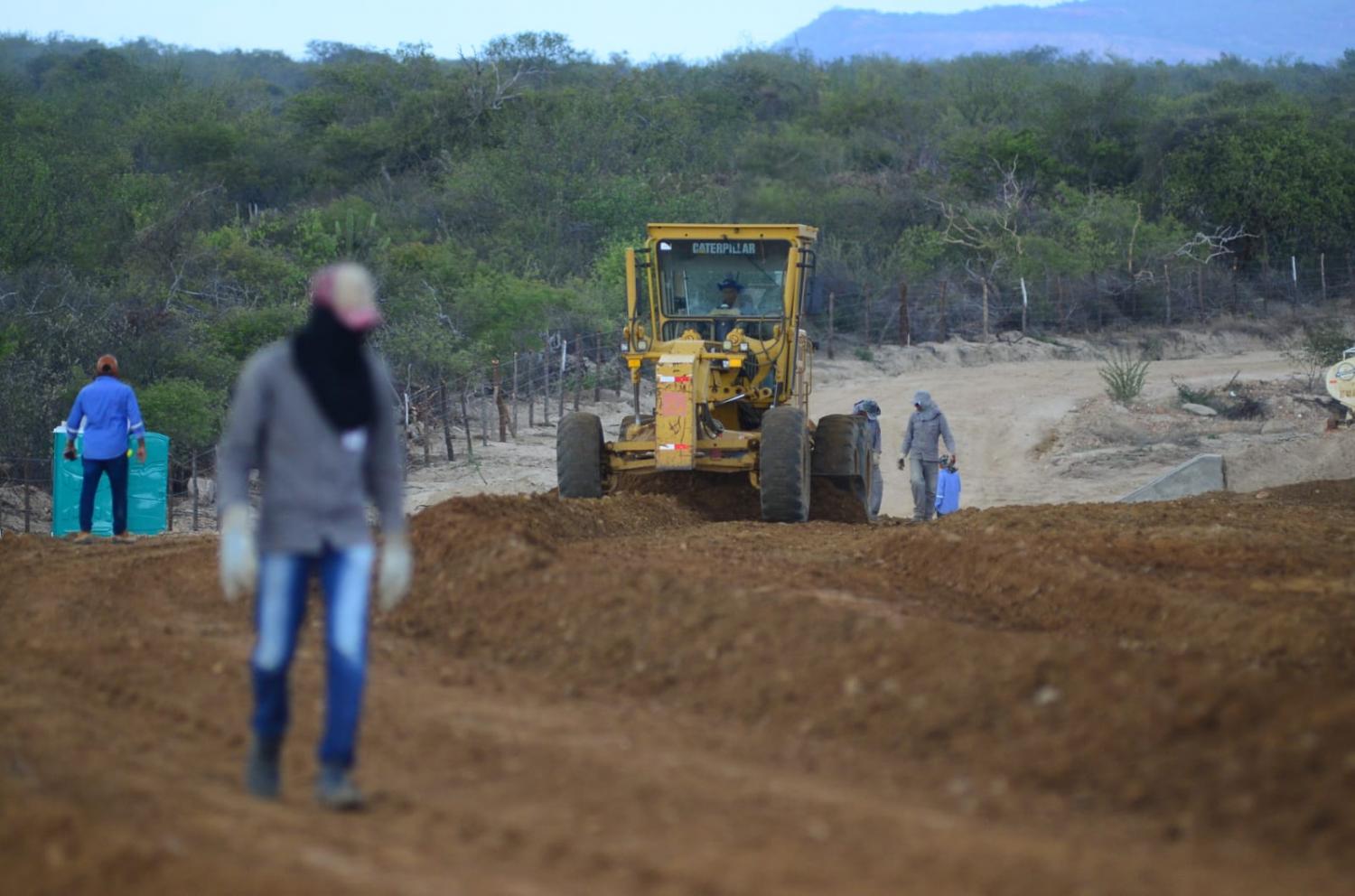 Secretária de Infraestrutura vistoria andamento de obras no Sertão