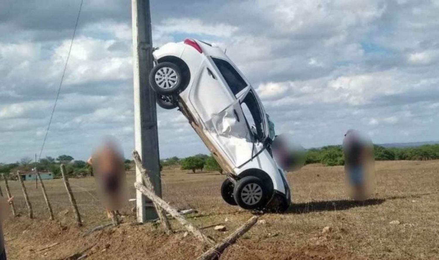 Vereadora perde controle e carro fica 'em pé' na zona rural de Cachoeirinha, PE