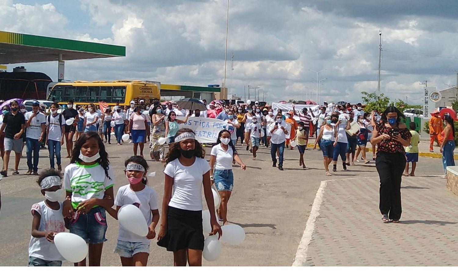 Em caminhada rumo a Recife, pais de Beatriz Angélica são recebidos em Cabrobó com muita emoção e humanidade