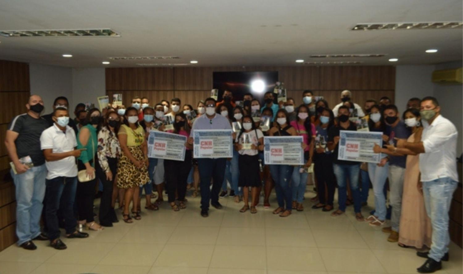 Prefeito Galego de Nanai participa do ato de assinatura da CNH Popular de Cabrobó