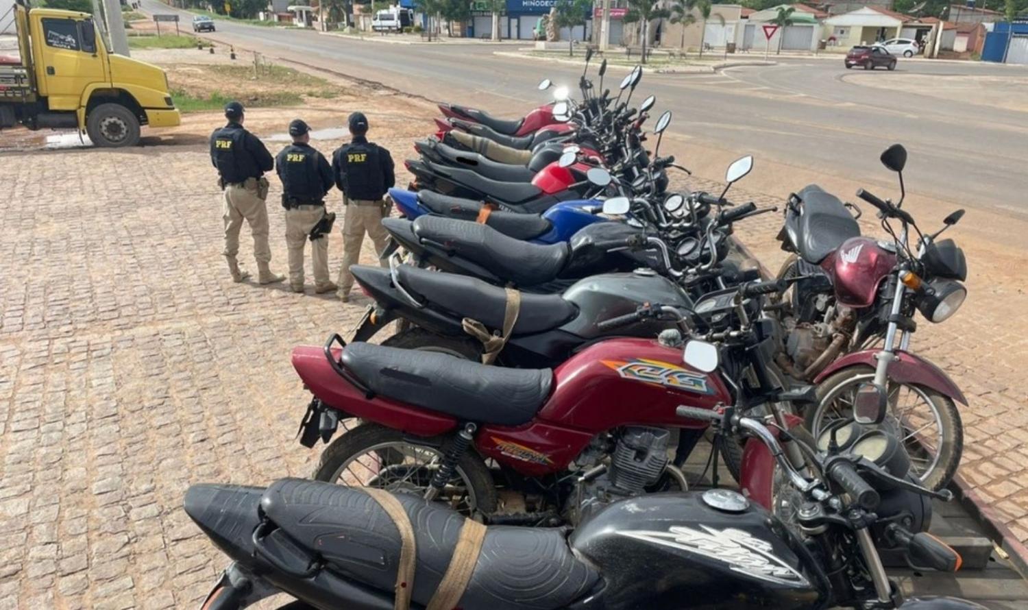 PRF recolhe motocicletas e autua condutores durante fiscalização em Trindade e Araripina