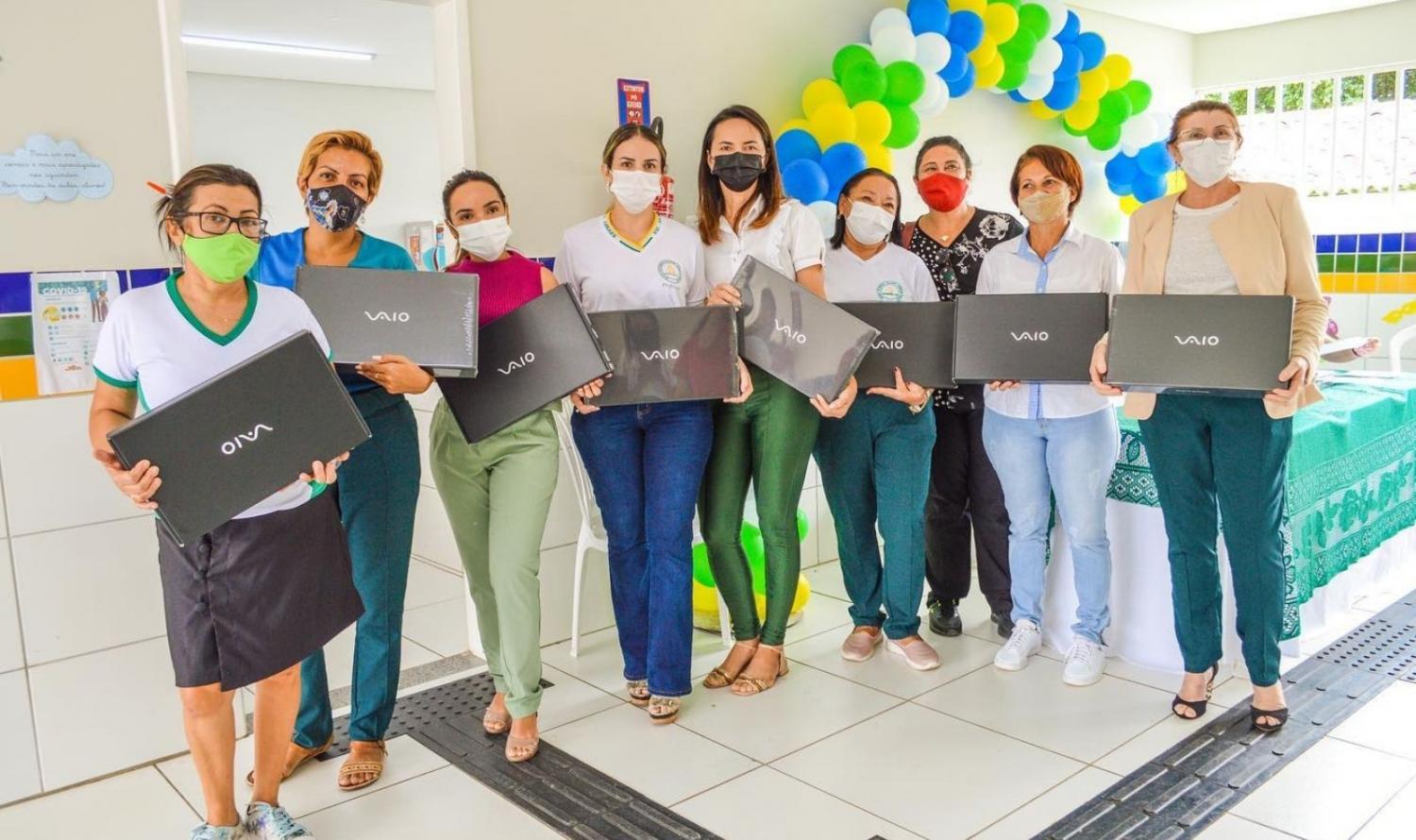 Prefeitura de Araripina inicia entrega de 430 notebooks para os professores da Rede Municipal de Ensino