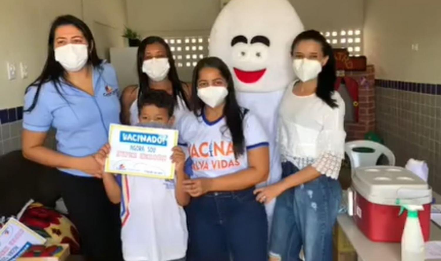 A Secretaria de Saúde de Cabrobó realiza ações nas escolas, vacinando as crianças contra a Covid-19