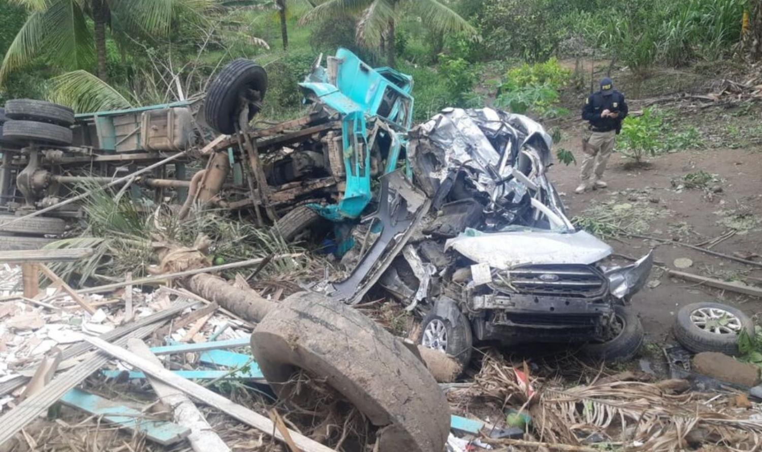 Acidente envolvendo caminhão e cinco carros deixa dois mortos e um ferido em Panelas, PE