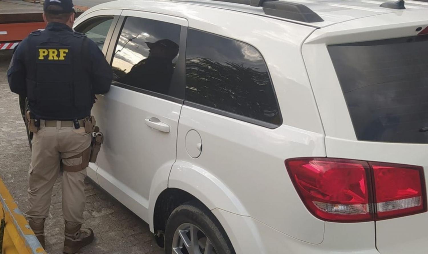 Carro de luxo com débitos de mais de R$ 23 mil é recolhido na BR-232, em Sertânia, PE