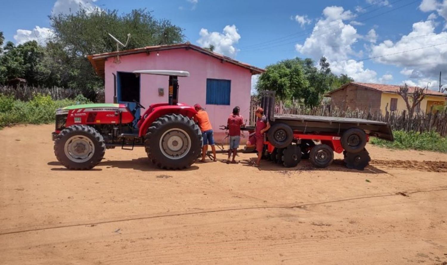Funai entrega trator para indígenas da etnia Kambiwá, no Sertão de PE