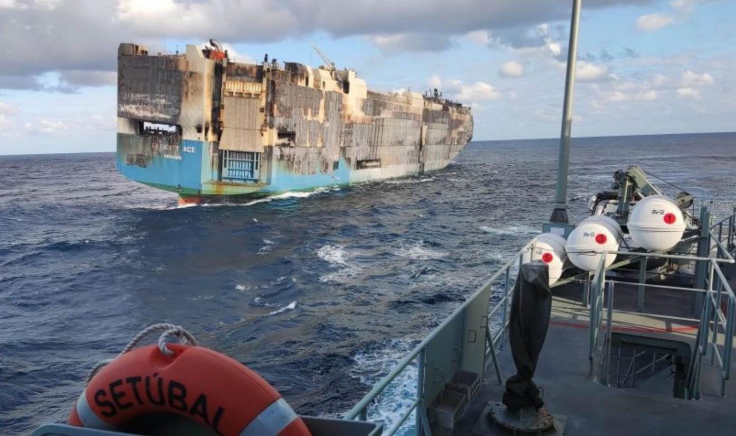 Navio com milhares de carros de luxo afunda no Oceano Atlântico
