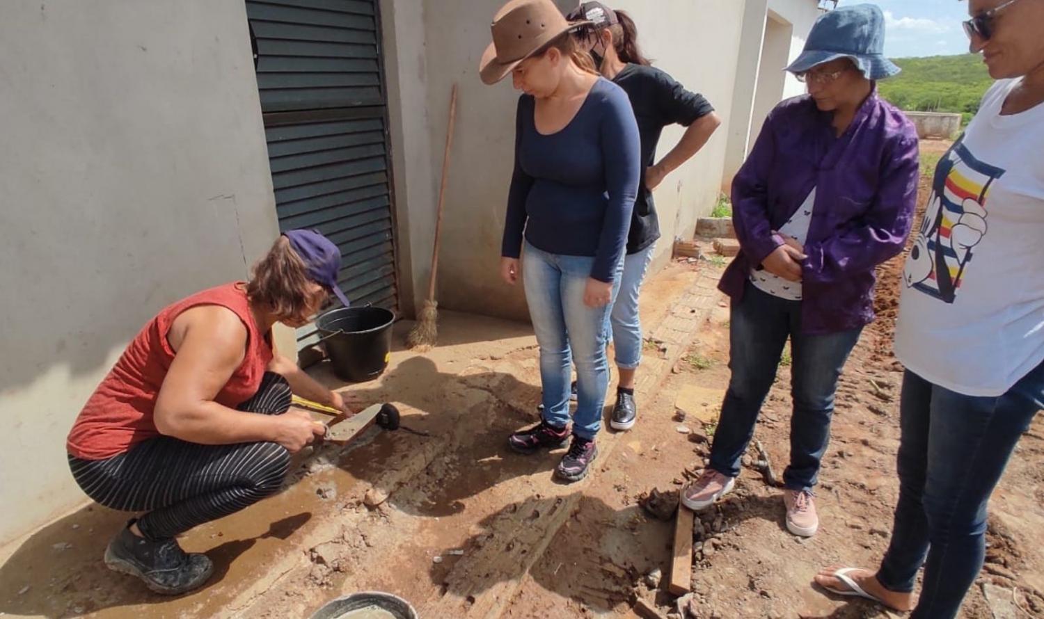 Prefeitura de Carnaíba oferece oficina de pedreiras e serventes para mulheres