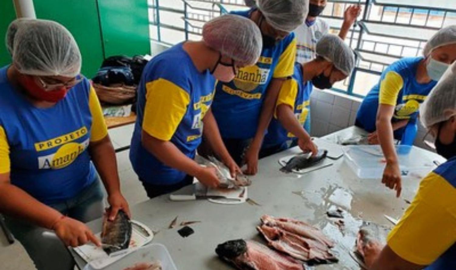 Codevasf capacita jovens em beneficiamento e aproveitamento de pescado em Belém do São Francisco, PE