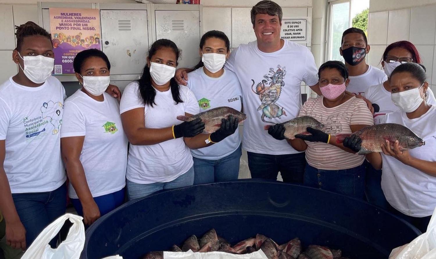Itacuruba realiza distribuição de peixes da Semana Santa à população